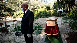 Inhumation dans le cimetière d'Aix-en-Provence, dans le sud de la France, le 7 avril 2020.