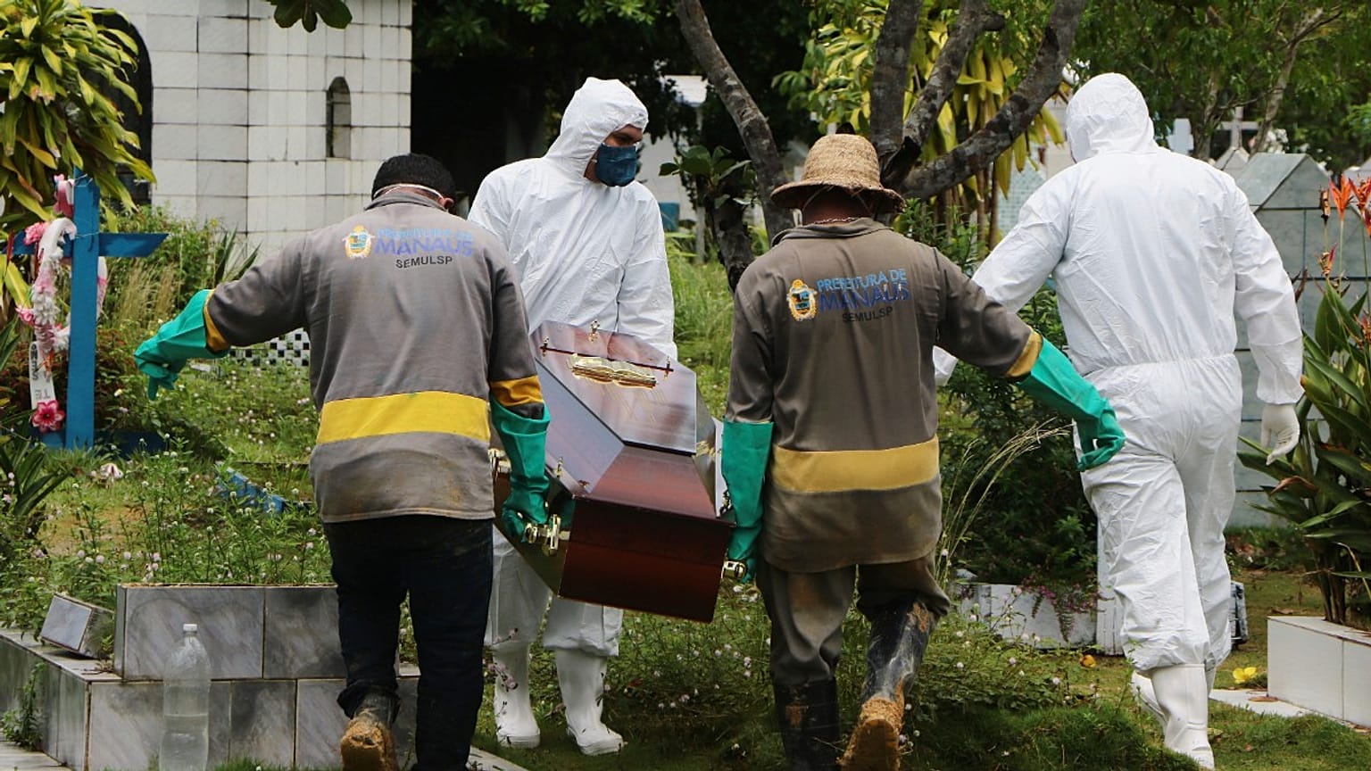 Funeral em Manaus de um brasileiro que morreu contaminado pela Covid-19