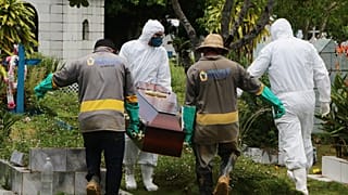 Funeral em Manaus de um brasileiro que morreu contaminado pela Covid-19