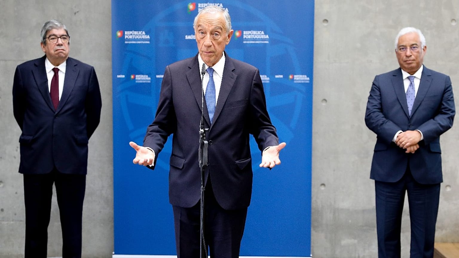 Marcelo Rebelo de Sousa em grande plano, entre Ferro Rodrigues e António Costa