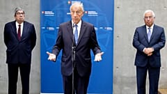 Marcelo Rebelo de Sousa em grande plano, entre Ferro Rodrigues e António Costa