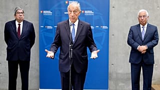 Marcelo Rebelo de Sousa em grande plano, entre Ferro Rodrigues e António Costa