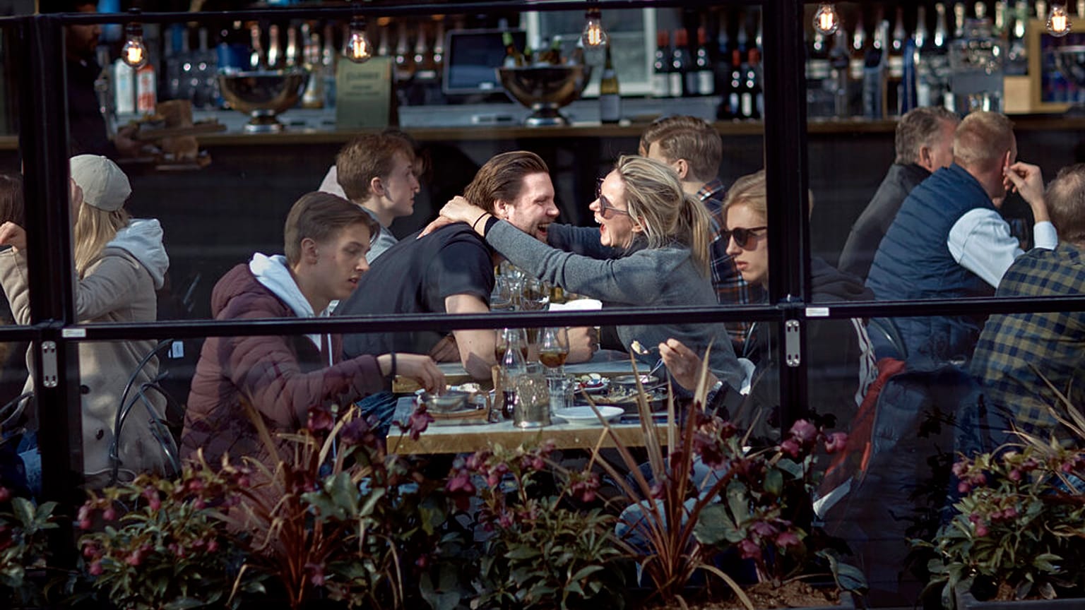 Ein Päarchen umarmt sich auf der Terrasse eines Restaurants in Stockholm, 4. April 2020