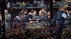 Paar beim gemeinsamen Mittagessen in Stockholm, 4.April 2020