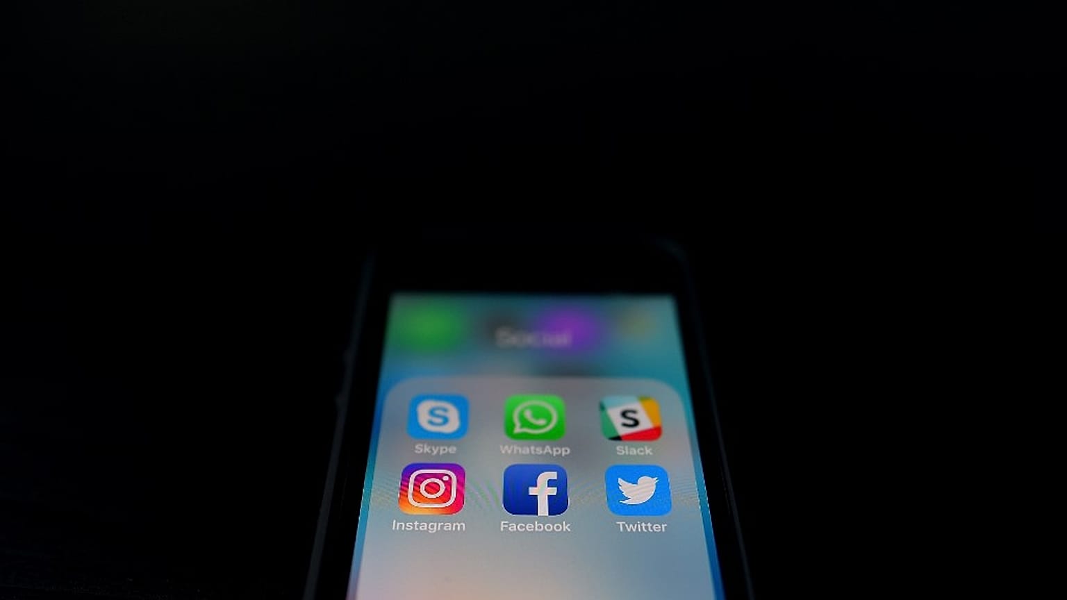 Aplicaciones de mensajería y redes sociales en un smartphone