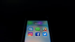 Aplicaciones de mensajería y redes sociales en un smartphone