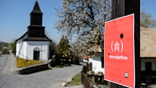A látogatók otthonmaradását kérő tábla Hollókőn 2020. április 9-én.