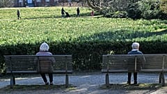 Két idős nő ül a németországi park padján 2020-ban. 