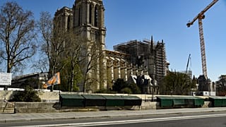 Geçen yıl çıkan yangında büyük zarar gören Notre-Dame Katedrali'nde Kutsal Cuma ayini