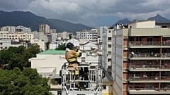 Βραζιλιάνος πυροσβέστης εμψυχώνει τους κατοίκους του Ρίο με μουσική 