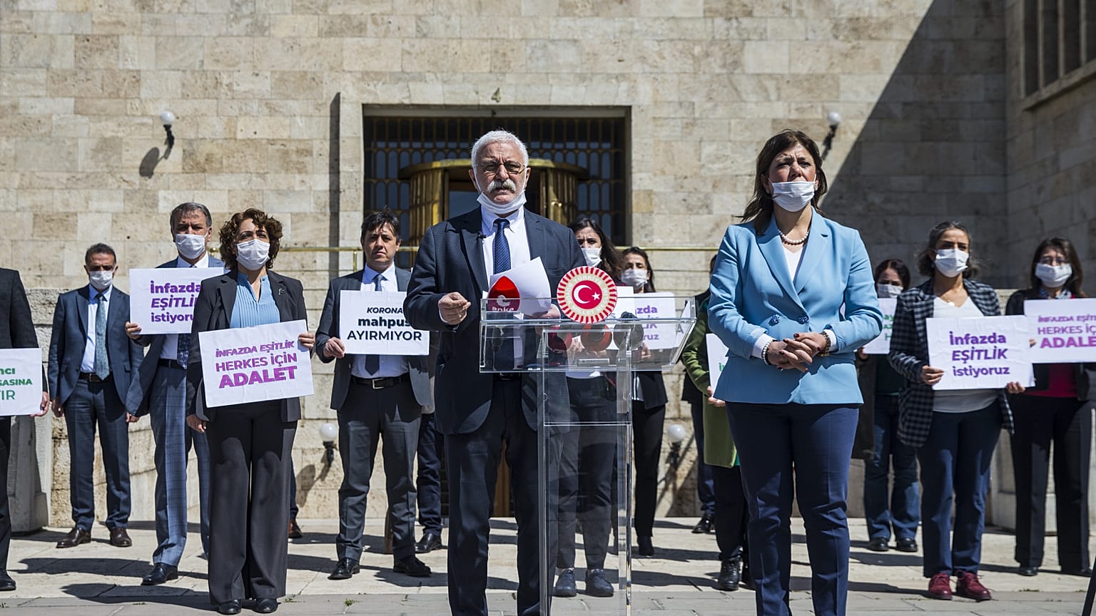 HDP Grup Başkanvekili Hakkı Saruhan Oluç, ellerinde infaz düzenlemesinde eşitlik isteyen ifadelerin yer aldığı dövizler taşıyan HDP'li milletvekilleri 