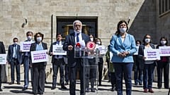 HDP Grup Başkanvekili Hakkı Saruhan Oluç, ellerinde infaz düzenlemesinde eşitlik isteyen ifadelerin yer aldığı dövizler taşıyan HDP'li milletvekilleri 