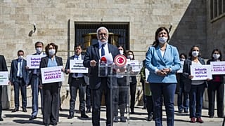 HDP Grup Başkanvekili Hakkı Saruhan Oluç, ellerinde infaz düzenlemesinde eşitlik isteyen ifadelerin yer aldığı dövizler taşıyan HDP'li milletvekilleri 