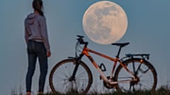 Le foto della Super Luna Rossa, la più bella del 2020 (e la prima in quarantena)