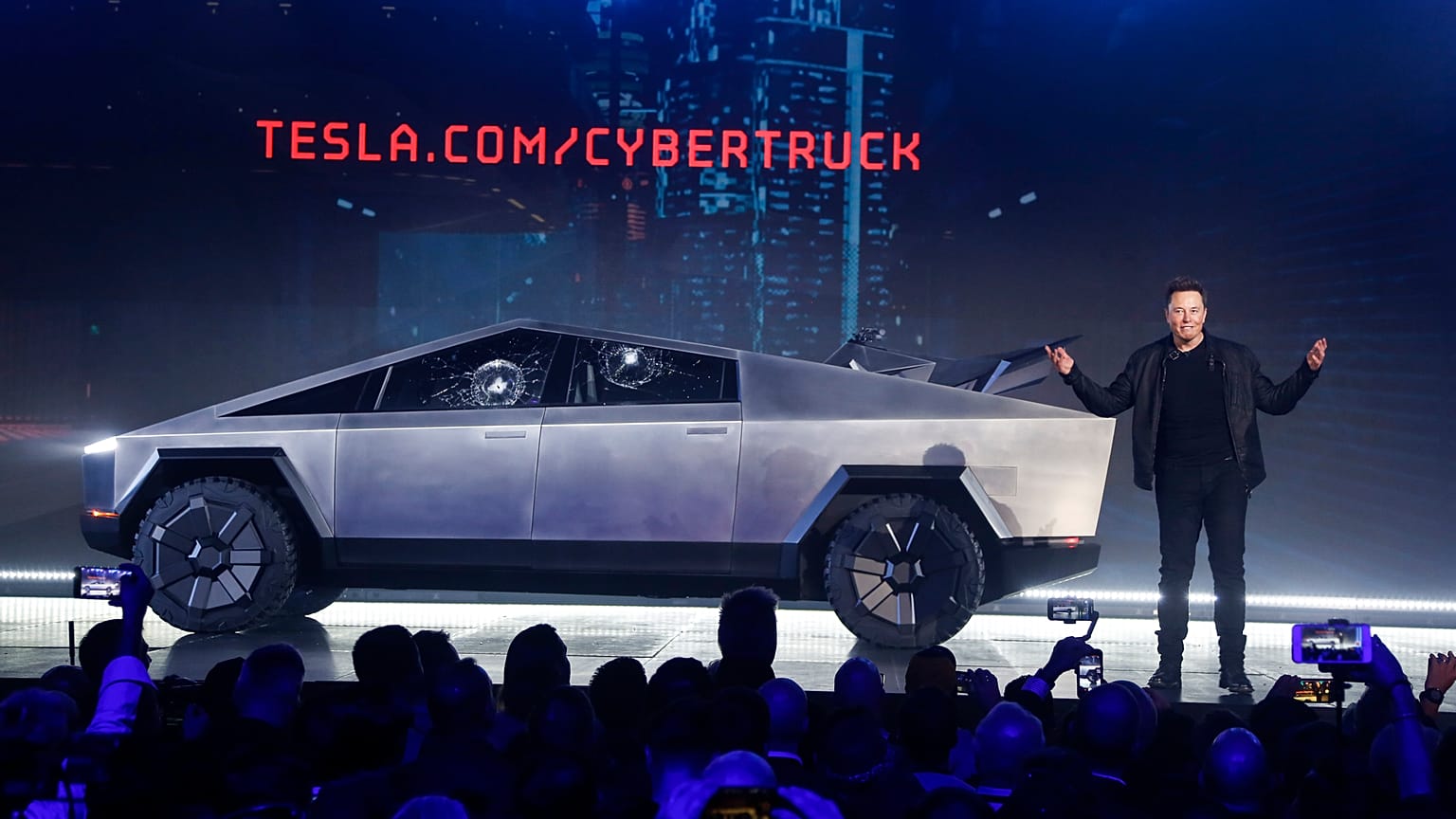 Tesla CEO'su Elon Musk, şirketin ürettiği Cybertruck marka aracı tanıtırken. Kaliforniya/ABD