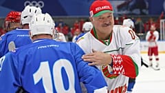 Александр Лукашенко играет в хоккей