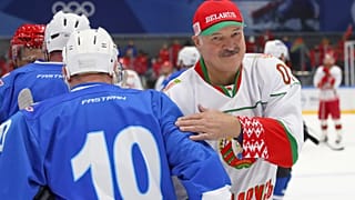 Александр Лукашенко играет в хоккей