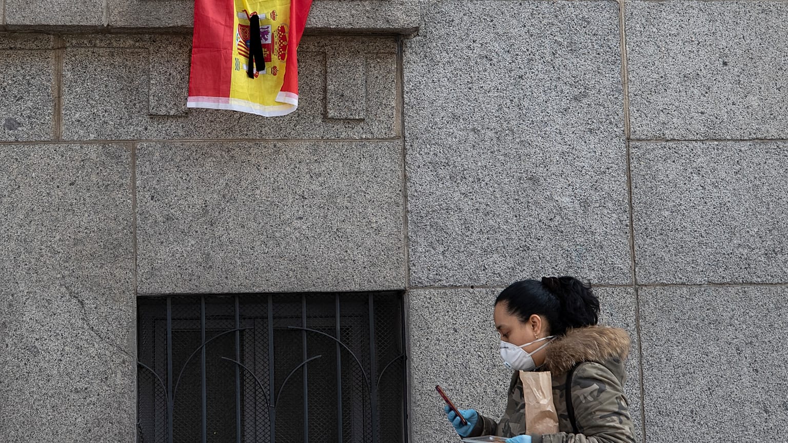 Número de mortes ligadas à Covid-19 volta a subir em Espanha