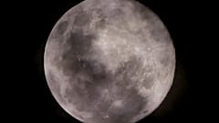 Las nubes finas cubren la superluna más cercana a la tierra, también conocida como luna rosa, desde Yakarta el 7 de abril de 2020.