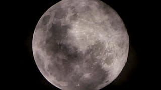 Las nubes finas cubren la superluna más cercana a la tierra, también conocida como luna rosa, desde Yakarta el 7 de abril de 2020.