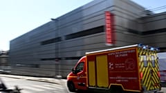 Un véhicule d'urgence des pompiers arrive à l'hôpital Tenon à Paris, le 26 mars 2020