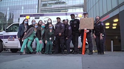 Bomberos y sanitarios unidos en los aplausos en Nueva York