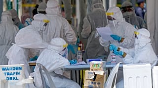 Malezya'da Covid-19 vakalarıyla ilgilenen sağlık görevlileri