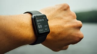 Eine Smartwatch überwacht unter anderem Vitalfunktionen ihres Nutzers.