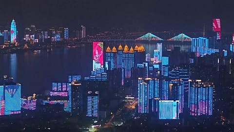 Wuhan feiert das Ende der Ausgangssperre mit Lichtshow