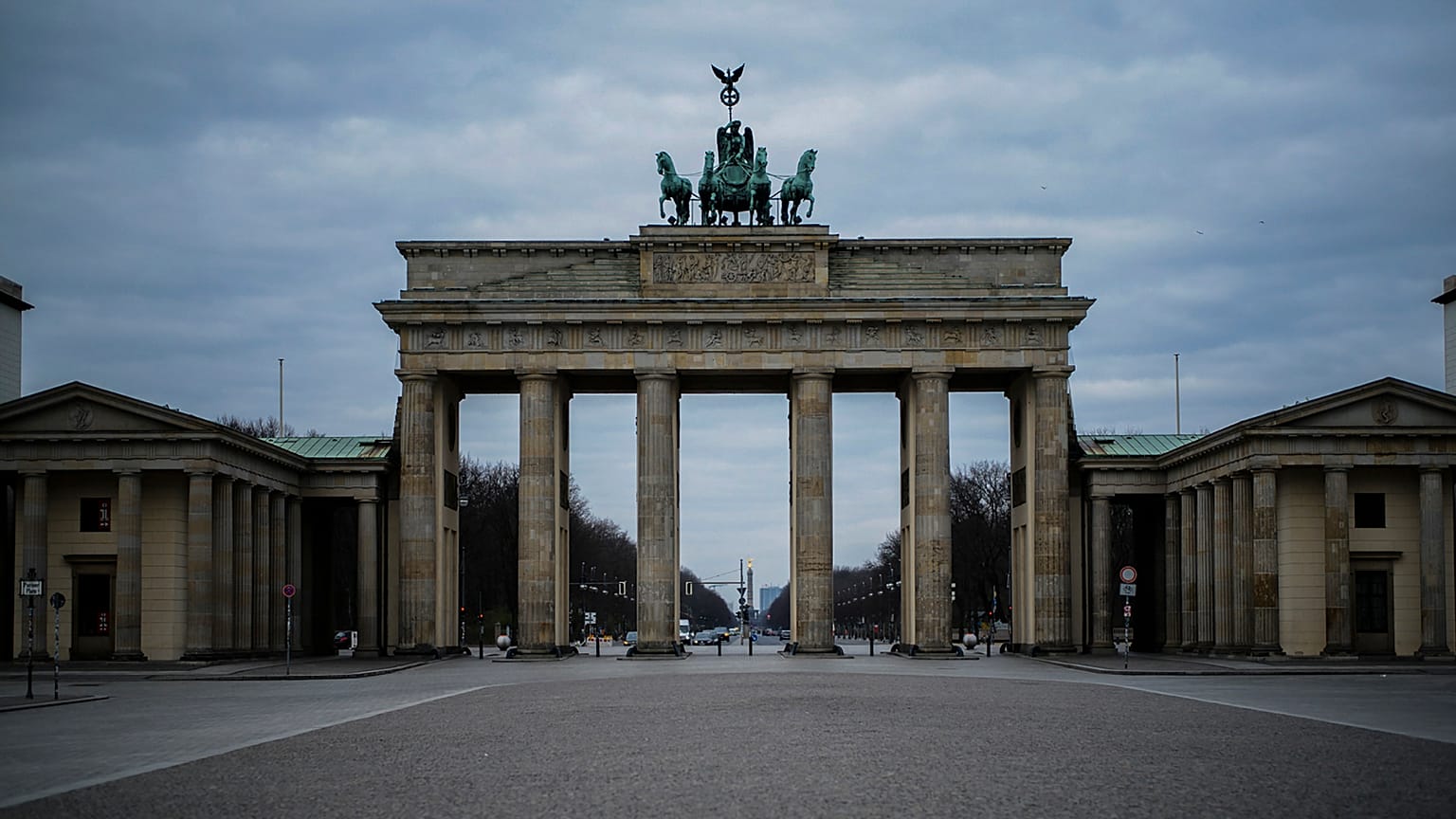 Almanya'nın başkenti Berlin'in sembollerinden Brandenburg Kapısı