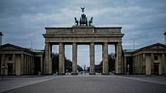 Almanya'nın başkenti Berlin'in sembollerinden Brandenburg Kapısı
