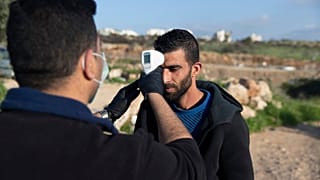 عامل فلسطيني عائد من إسرائيل يخضع للإجراءات الطبية المتخذة من قبل السلطة الفلسطينية، 25 مارس 2020