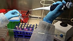 Άδεια από την Κομισιόν για τη χρήση της ρεμδεσιβίρης ως θεραπεία της covid-19 υπό όρους
