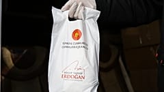 İçerisinde kolonya ve 5 maskeyle Cumhurbaşkanı Recep Tayyip Erdoğan'ın mesajının bulunduğu hediye paketleri, 65 yaş ve üzeri vatandaşlara dağıtılmaya başladı