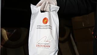 İçerisinde kolonya ve 5 maskeyle Cumhurbaşkanı Recep Tayyip Erdoğan'ın mesajının bulunduğu hediye paketleri, 65 yaş ve üzeri vatandaşlara dağıtılmaya başladı