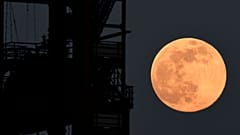 La Super Lune éclairant le ciel de Dortmund en Allemagne, le 7 avril 2020.