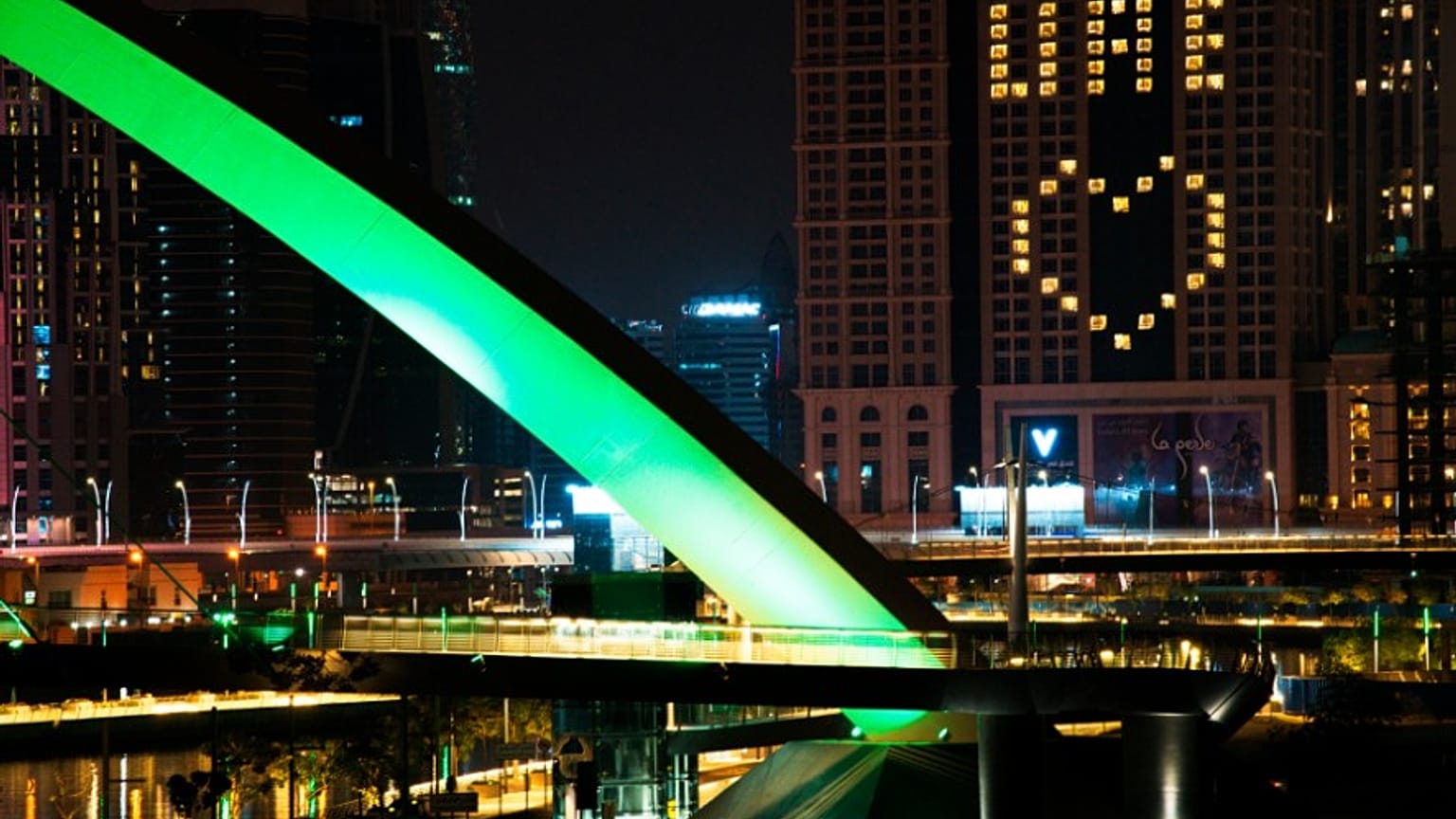 الشوارع خالية بسب جائحة فيروس كورونا فقط رسالة إيجابية معلقة على أحد الفنادق في دبي 31/03/2020