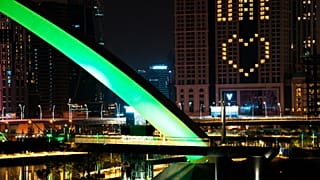 الشوارع خالية بسب جائحة فيروس كورونا فقط رسالة إيجابية معلقة على أحد الفنادق في دبي 31/03/2020
