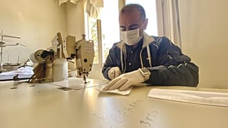 Ο ράφτης από το Ιράκ που κατασκευάζει μάσκες για την κοινωνία των Τρικάλων