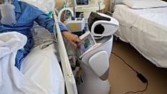  روبوتات تساعد أخصائيي الرعاية الصحية على مساعدة مرضى Covid-19 في إحدى المستشفيات الإيطالية 08/04/2020 