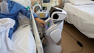 روبوتات تساعد أخصائيي الرعاية الصحية على مساعدة مرضى Covid-19 في إحدى المستشفيات الإيطالية 08/04/2020