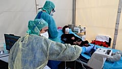 Test de dépistage du Covid-19 effectué à Montpellier, dans le sud de la France, le 8 avril 2020. 