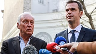 Fransa Bilim Kurulu Başkanı Jean-Francois Delfraissy (solda) ve Sağlık Bakanı Olivier Veran (sağda)