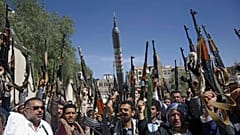 مجموعة من الموالين للمتمردين الحوثيين يرفعون أسلحتهم استعدادا للتعبئة في صنعاء باليمن 25/02/2020