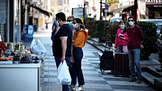Πόλεις παίρνουν τον... νόμο στα χέρια τους: Υποχρεωτικές οι μάσκες εκτός οικίας