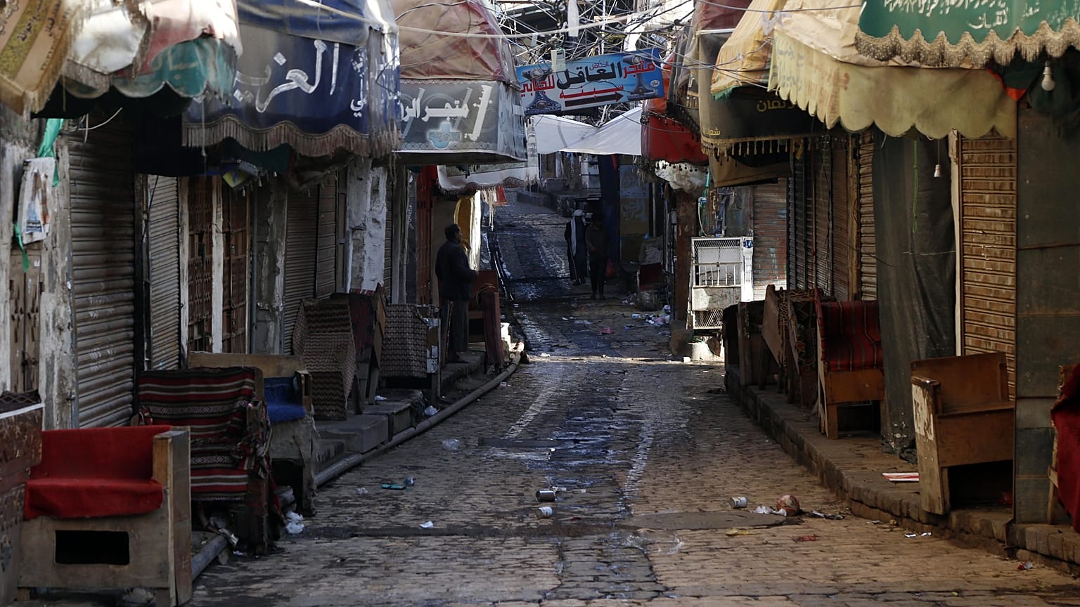 Yemen'de Covid-19 ile mücadele kapsamında başkent Sana'daki pazar yerleri ve çarşılar kapatıldı 