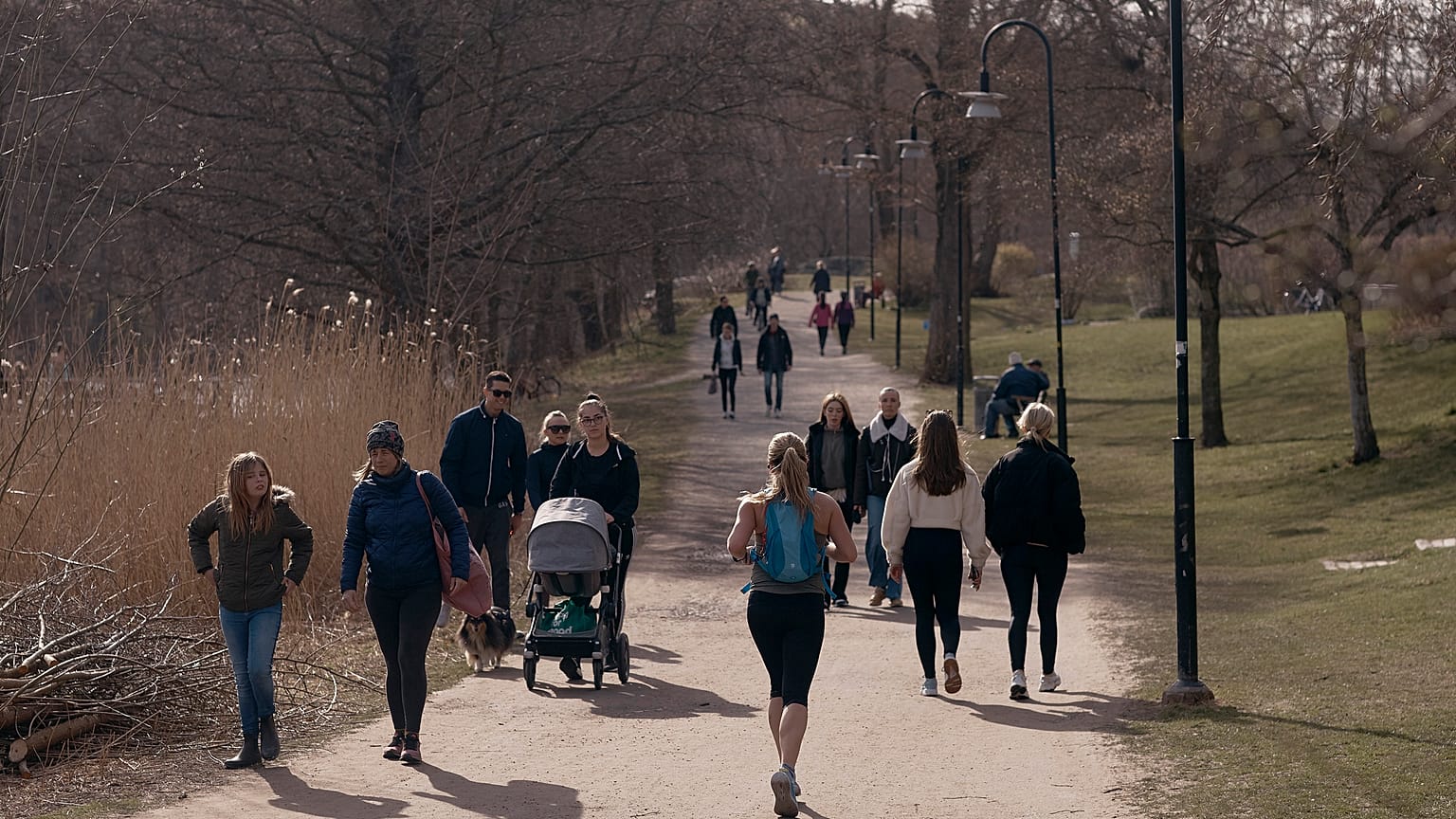 Menschen zu Coronazeiten in einem Park in Stockholm