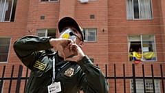 Zumbával űzik el a koronavírus-járvány miatti szomorúságot a kolumbiai rendőrök