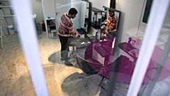 ΚΟΜΜΩΤΗΡΙΟ ΔΗΜΙΟΥΡΓΕΙ ΘΕΣΕΙΣ ΕΡΓΑΣΙΑΣ ΓΙΑ ΠΡΟΣΦΥΓΕΣ