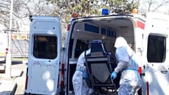 Koronavírus - Beteget szállítanak el a mentők a Pesti úti idősotthonból